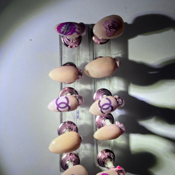 CHANEL Pale Pink Press-On Nails with Purple Logo Accents - Picture 2 of 7